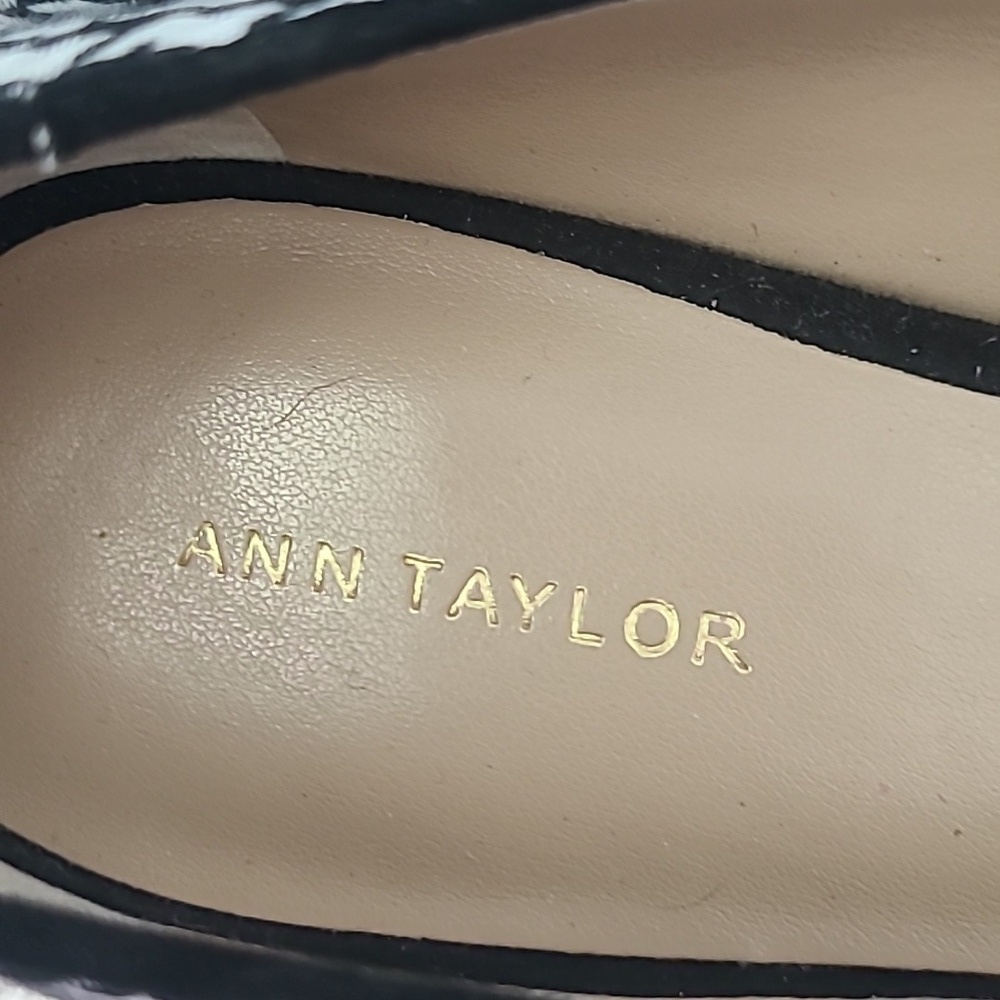 EUC Ann Taylor Black White Chevron Gold Heel Pointed Toe Flat Sz 7.5M - Picture 4 of 7